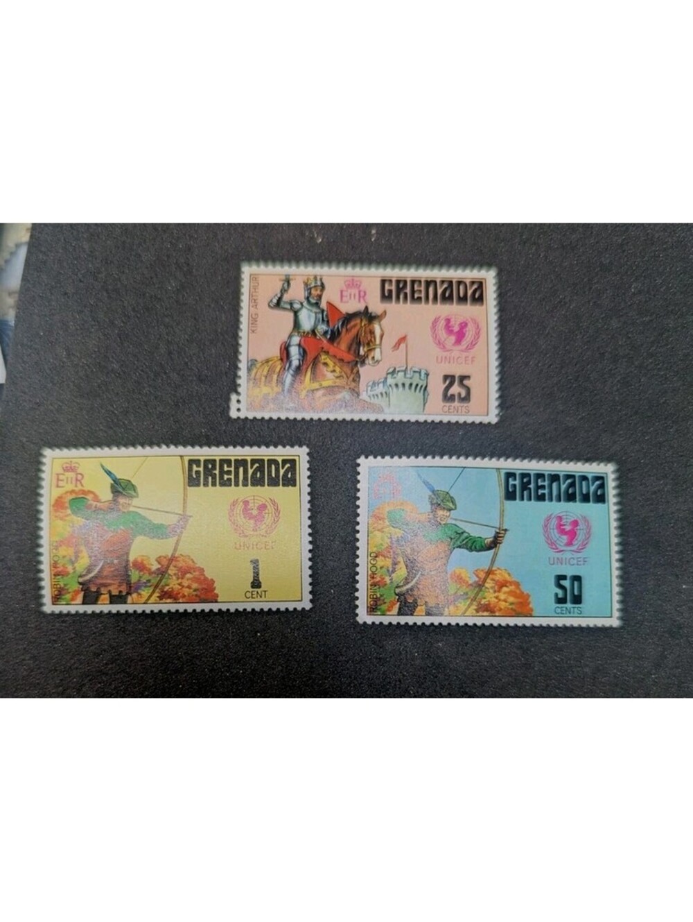 GRENADA  - LOT OF 3 OLD STAMPS - Grenada Animals Horse And Robin stamp 1975 MNH